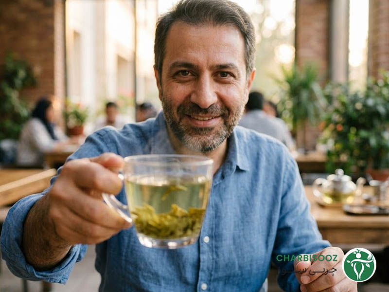 مرد با فنجان چای سبز