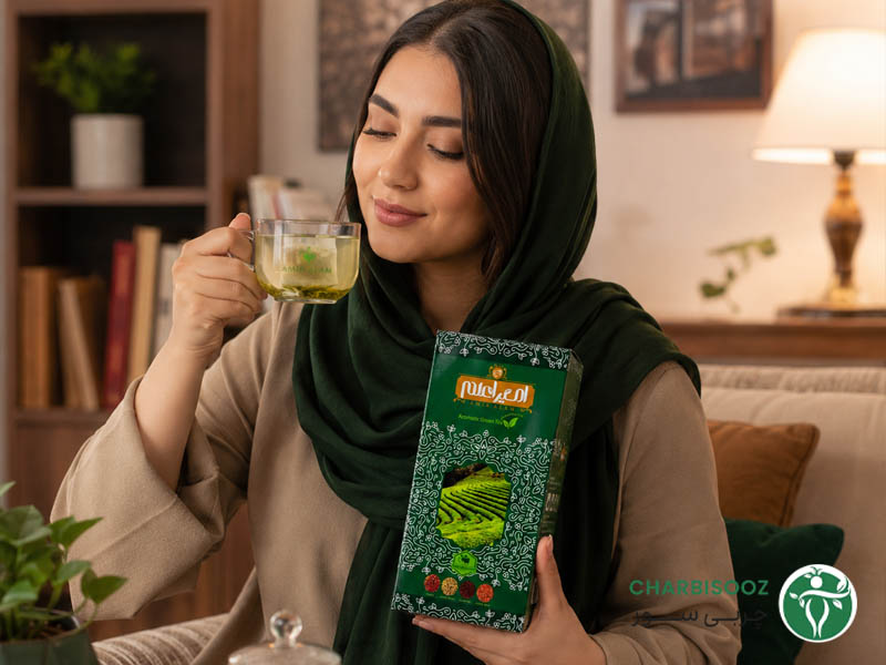 دختر در حال نوشیدن چای سبز